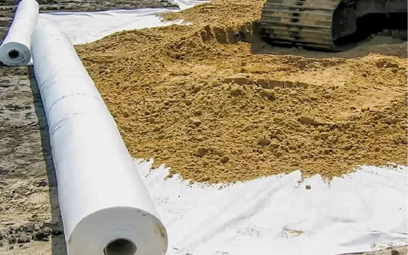 Kỹ sư giám sát chặt chẽ quá trình thi công vải địa kỹ thuật PP25 để đảm bảo chất lượng công trình.